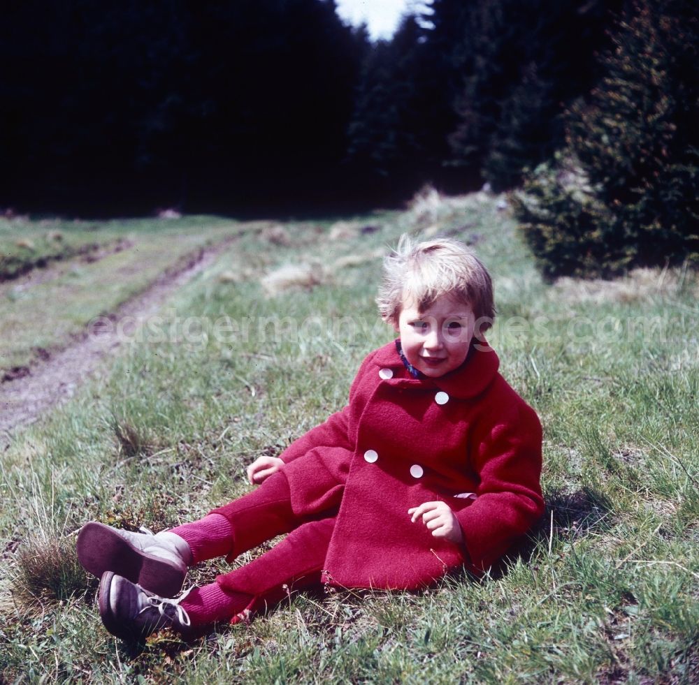 GDR photo archive: Friedrichroda - Small girl with red coat in Friedrichroda in the federal state Thuringia in the area of the former GDR, German democratic republic