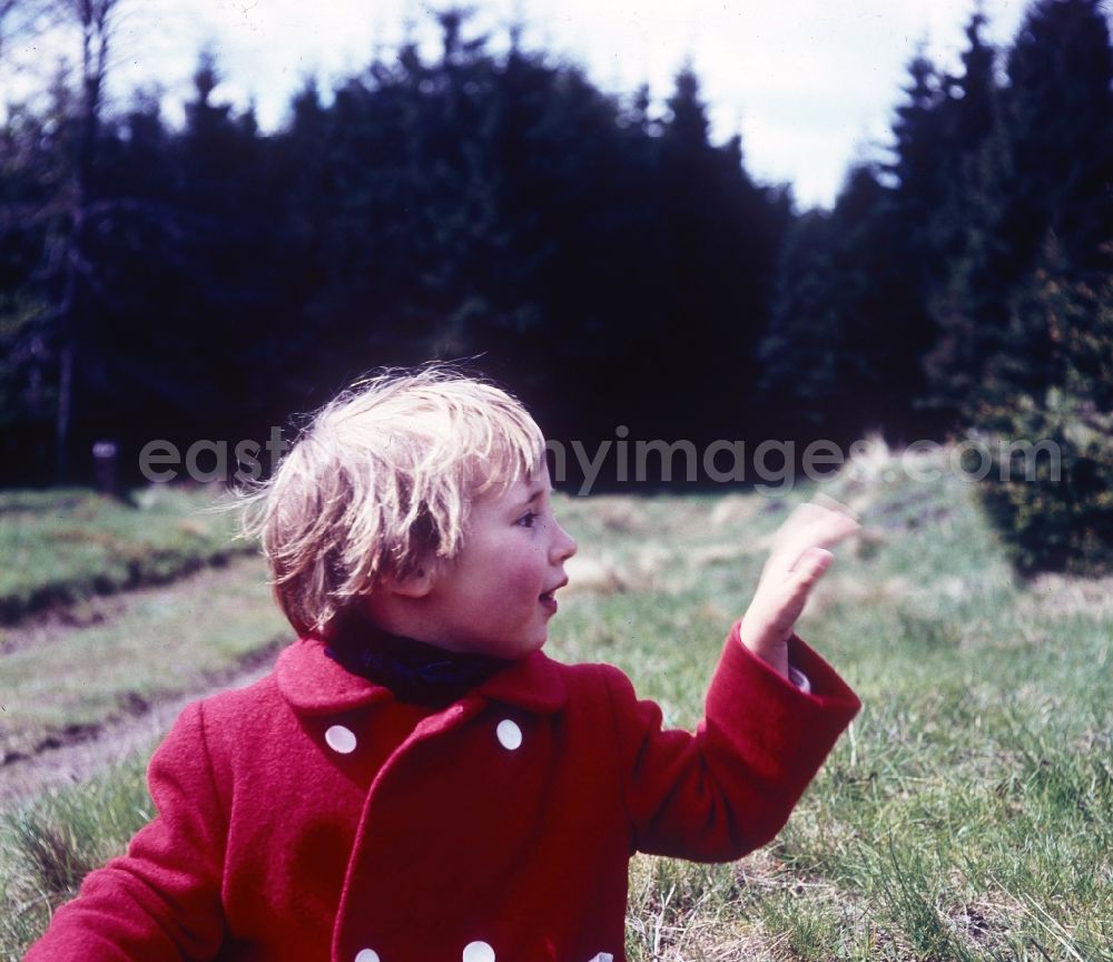 GDR picture archive: Friedrichroda - Small girl with red coat in Friedrichroda in the federal state Thuringia in the area of the former GDR, German democratic republic
