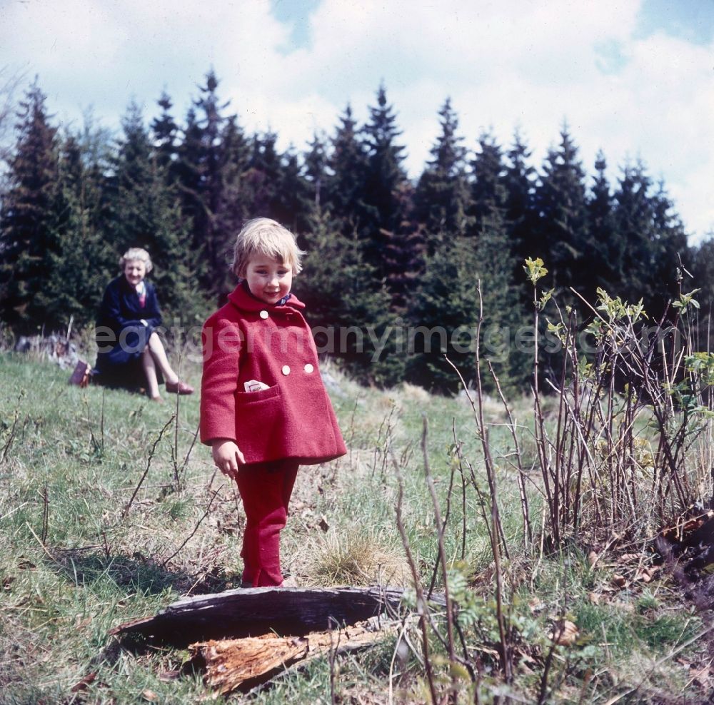 GDR image archive: Friedrichroda - Small girl with red coat in Friedrichroda in the federal state Thuringia in the area of the former GDR, German democratic republic