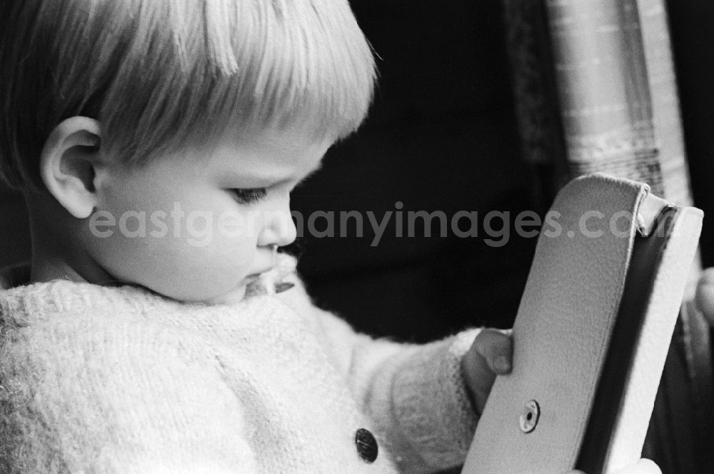 GDR picture archive: Berlin - Little curious child in Berlin, the former capital of the GDR, German Democratic Republic