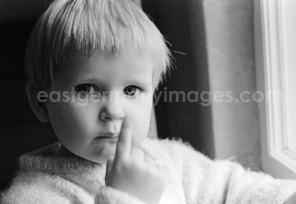 GDR image archive: Berlin - Little curious child in Berlin, the former capital of the GDR, German Democratic Republic
