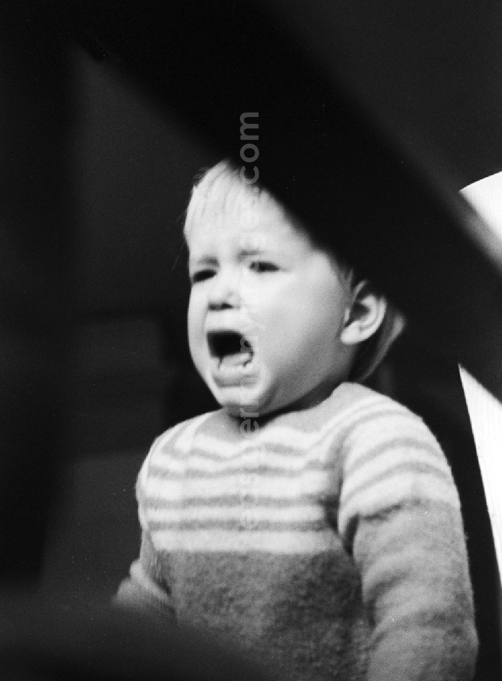 GDR picture archive: Berlin - Little crying child in Berlin, the former capital of the GDR, German Democratic Republic