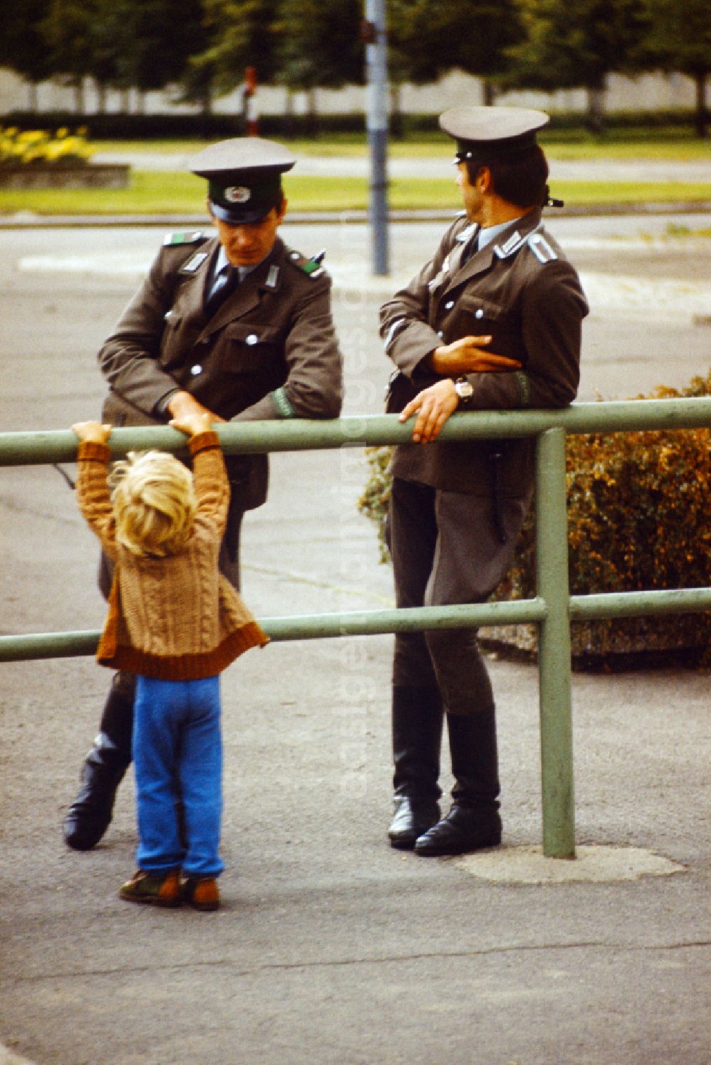 GDR image archive: Berlin - Toddler speaks with members of the NVA border troops in Berlin-Mitte on the territory of the former GDR, German Democratic Republic