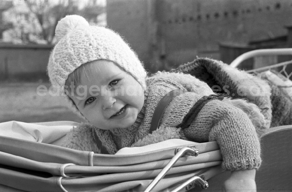 GDR picture archive: Magdeburg - Toddler knit hat with the stroller in Magdeburg