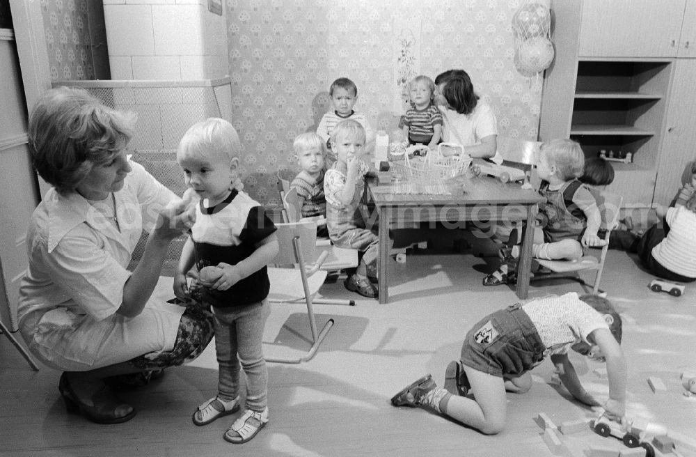 GDR picture archive: Mittenwalde - Toddlers in a day nursery / children cooked in Mittenwalde in the federal state Brandenburg in the area of the former GDR, German democratic republic