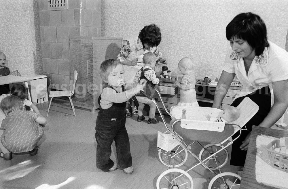Mittenwalde: Toddlers in a day nursery / children cooked in Mittenwalde in the federal state Brandenburg in the area of the former GDR, German democratic republic