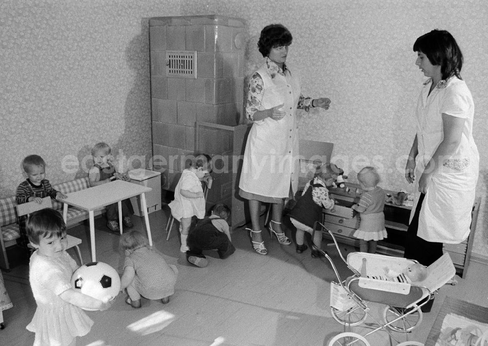 GDR image archive: Mittenwalde - Toddlers in a day nursery / children cooked in Mittenwalde in the federal state Brandenburg in the area of the former GDR, German democratic republic