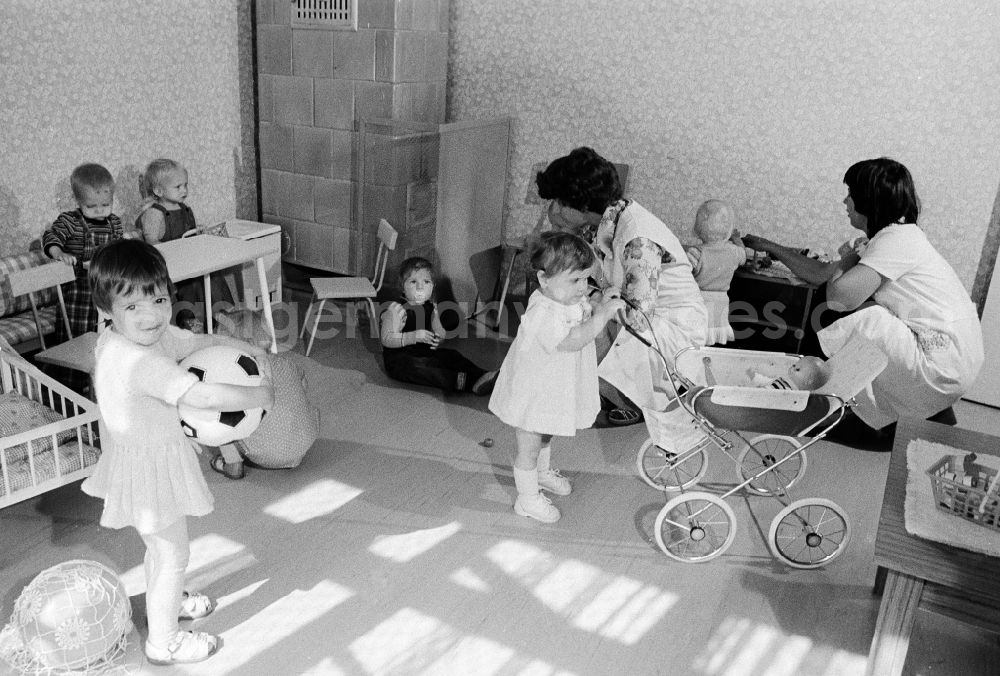 GDR photo archive: Mittenwalde - Toddlers in a day nursery / children cooked in Mittenwalde in the federal state Brandenburg in the area of the former GDR, German democratic republic