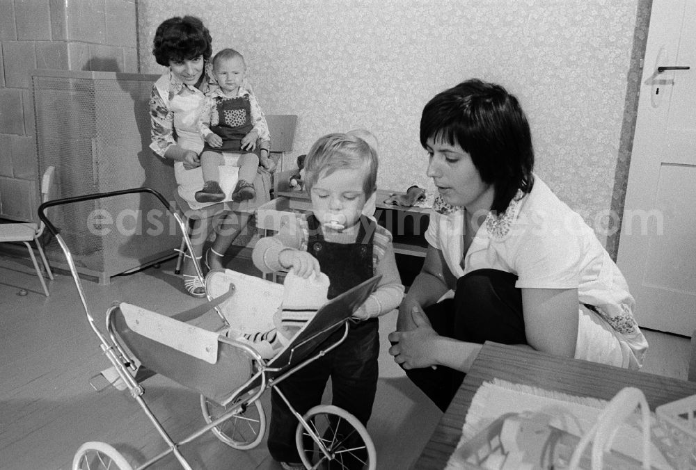 GDR picture archive: Mittenwalde - Toddlers in a day nursery / children cooked in Mittenwalde in the federal state Brandenburg in the area of the former GDR, German democratic republic