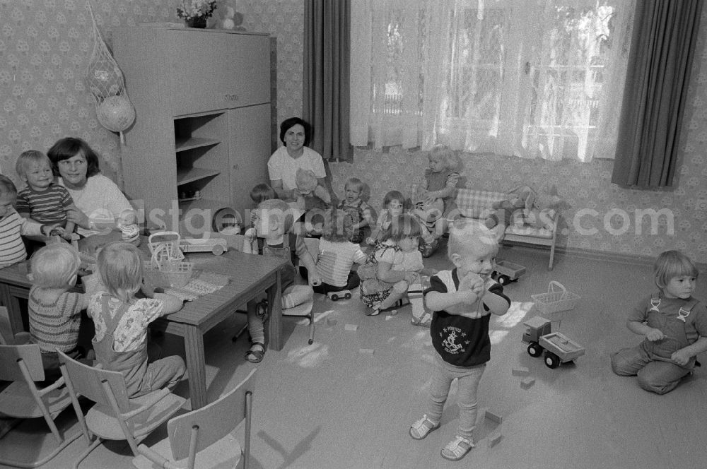 GDR image archive: Mittenwalde - Toddlers in a day nursery / children cooked in Mittenwalde in the federal state Brandenburg in the area of the former GDR, German democratic republic