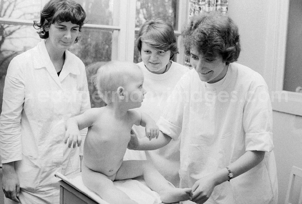 Berlin: A girl is weighed by nurses of the clinic for paediatrics and youth medicine lime court in Berlin, the former capital of the GDR, German democratic republic. The children - hospital Lindenhof are a component of the Sana medical centres in the Berlin district bright mountain
