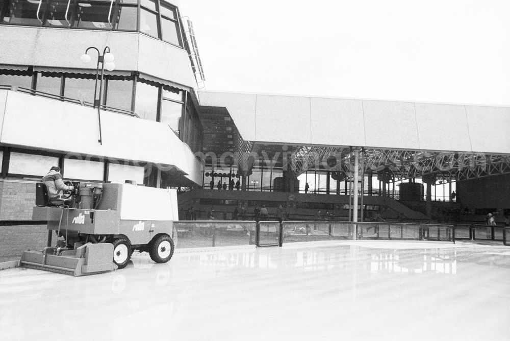 GDR image archive: Berlin - The refrigerator on the skating road, called also Polarium, in the sports centre and recreation centre (SEZ) in Berlin, the former capital of the GDR, German democratic republic