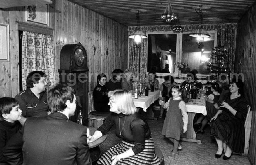 GDR photo archive: Berlin-Mitte - 26.12.1986 Klub der Hausgemeinschaft Fischerinsel in Berlin-Mitte Umschlagnr.: 1397