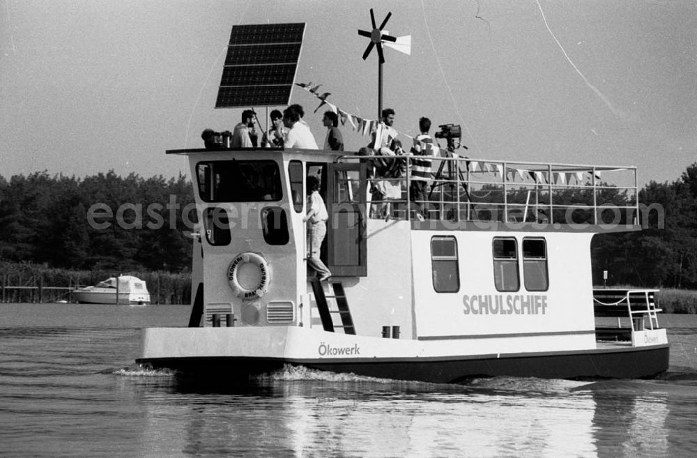 GDR image archive: Berlin - Öko-Schiff aus Plane Umschlag:7