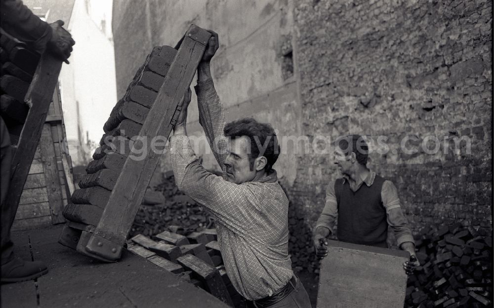 Berlin: Worker - coal carrier carries a pannier full of coal to a household in the district of Mitte in Berlin East Berlin on the territory of the former GDR, German Democratic Republic