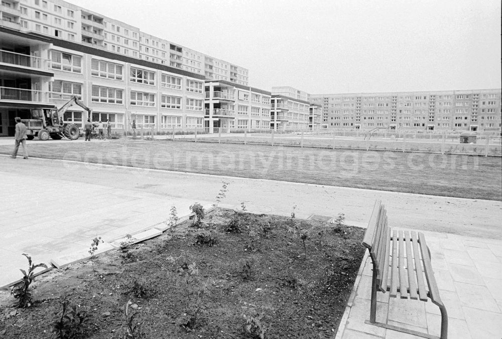 Berlin: Combined child facilities in the residential area Gensinger street in Berlin, the former capital of the GDR, German democratic republic