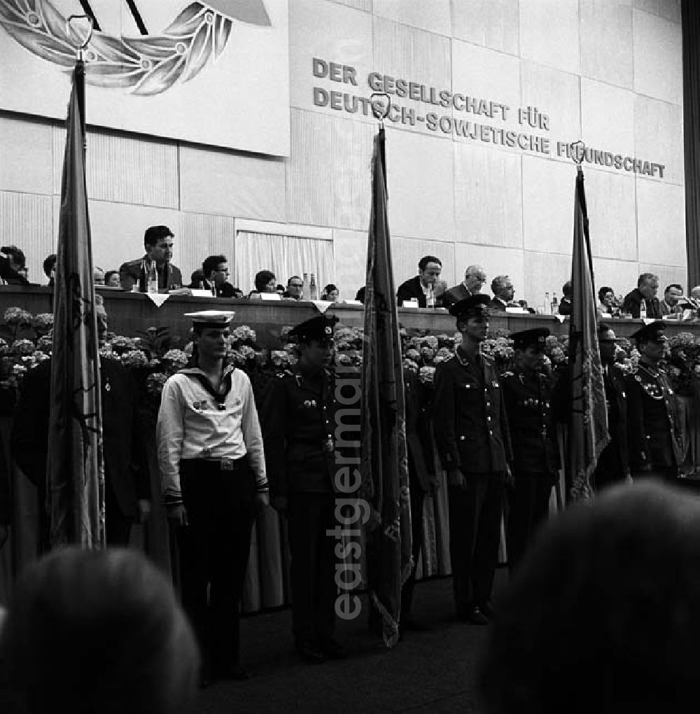 GDR photo archive: Berlin - Fahnenappell und Fahnenübergabe durch militärische Vertreter in der Werner - Seelenbinder - Halle.