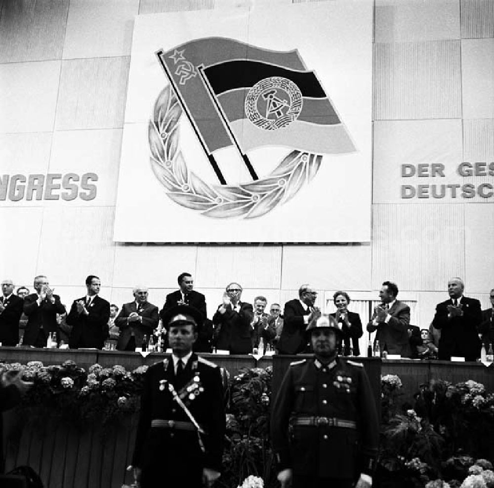 GDR picture archive: Berlin - Fahnenappell und Fahnenübergabe durch militärische Vertreter in der Werner - Seelenbinder - Halle.