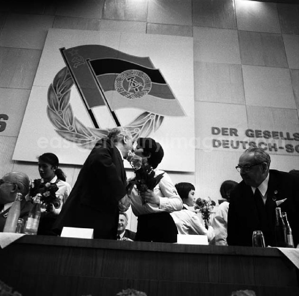 GDR image archive: Berlin - Begleitet von Applaus überreichen Pioniere Blumen und Glückwünsche an die Podiumsmitglieder und Volksvertreter, darunter der russische Botschafter Pjotr Abrassimow.