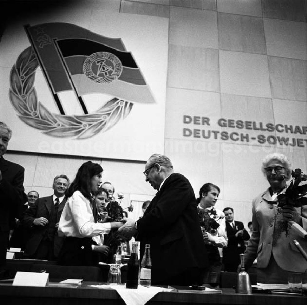GDR photo archive: Berlin - Begleitet von Applaus überreichen Pioniere Blumen und Glückwünsche an die Podiumsmitglieder und Volksvertreter, darunter der russische Botschafter Pjotr Abrassimow.