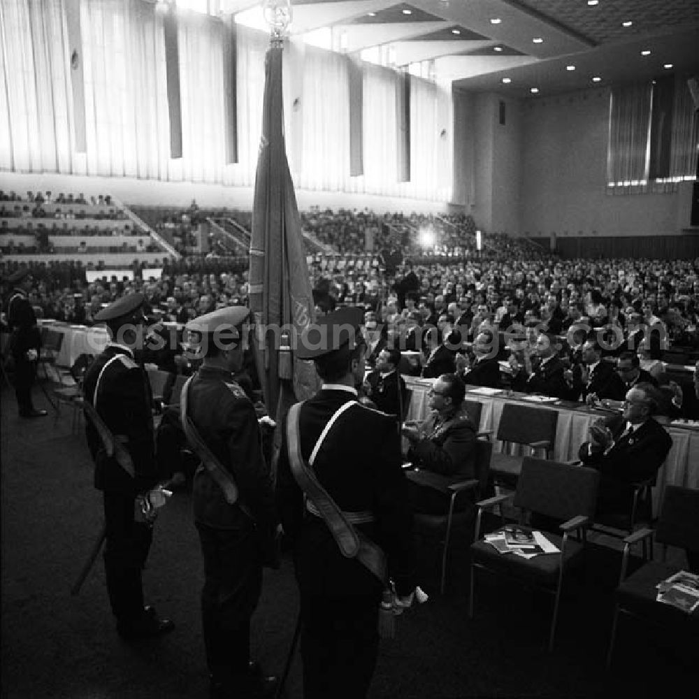 Berlin: NVA Soldaten präsentieren ihre Flagge vor den Kongressteilnehmern in der Werner - Seelenbinder - Halle. Bei dem Kongress in Berlin ist auch Erich Honecker anwesend.