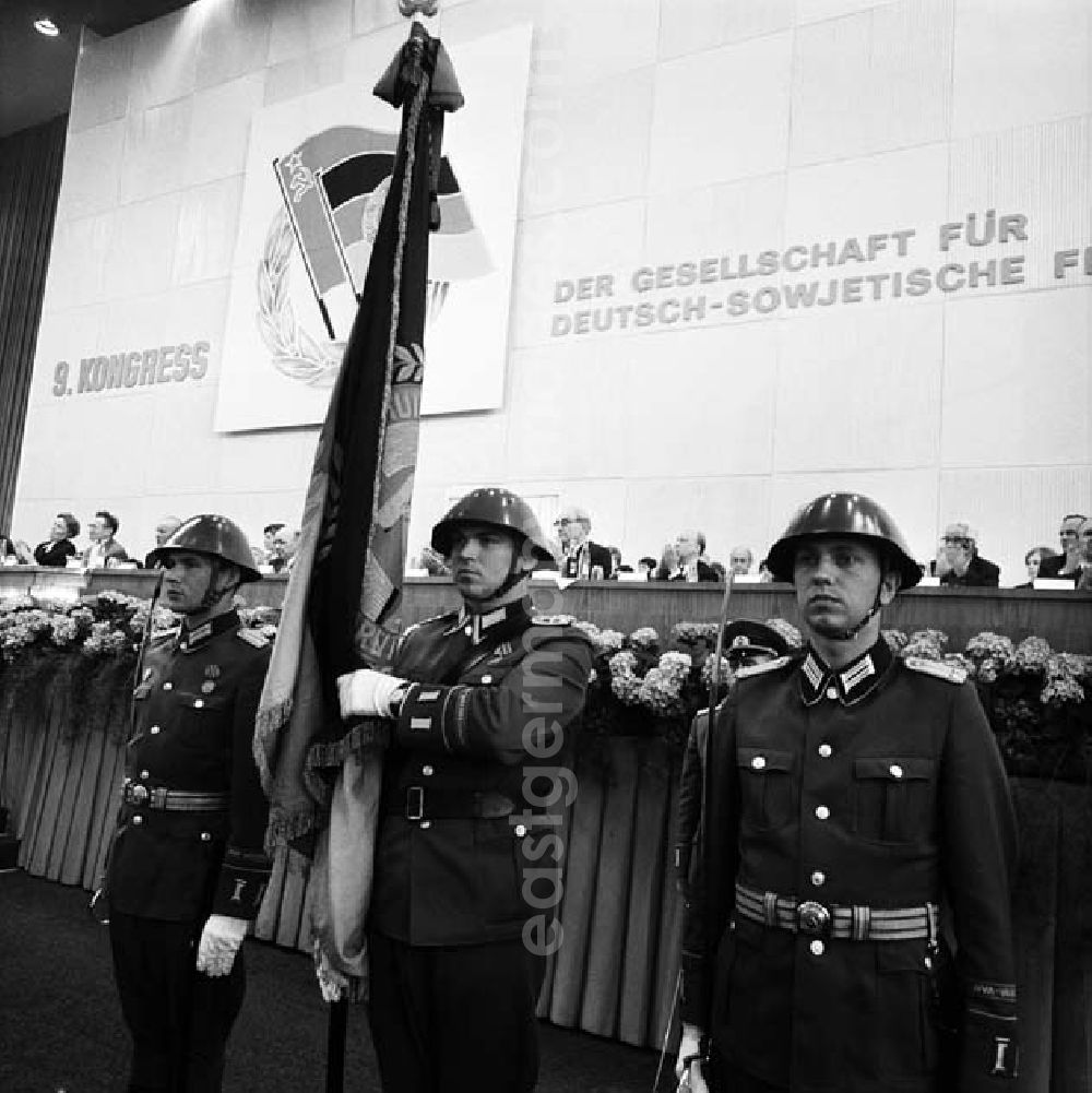 GDR image archive: Berlin - NVA Soldaten präsentieren ihre Flagge vor den Kongressteilnehmern in der Werner - Seelenbinder - Halle. Bei dem Kongress in Berlin ist auch Erich Honecker anwesend.