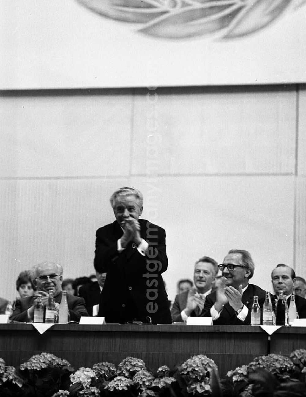 GDR image archive: Berlin - Kongress der DSF (Deutsch - Sowjetische - Freundschaft) in der Werner - Seelenbinder - Halle in Berlin. Bei diesem Kongress sind auch Pjotr Abrassimow und Erich Honecker anwesend.
