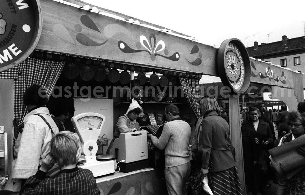 GDR photo archive: Merseburg - Blick auf den gut besuchten Konsum Markt in Merseburg. Hier ein Käsestand mit Kunden davor. Ein typische DDR Waage sowie Kasse stehen auf dem Verkaufstresen.