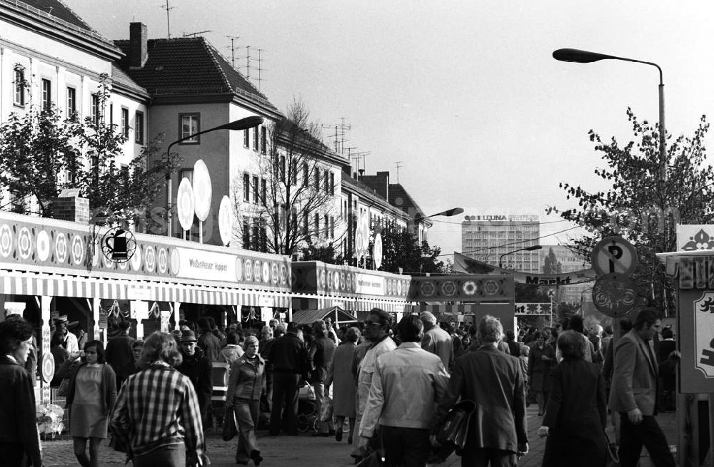 GDR picture archive: Merseburg - Blick auf den gut besuchten Konsum Markt in Merseburg.