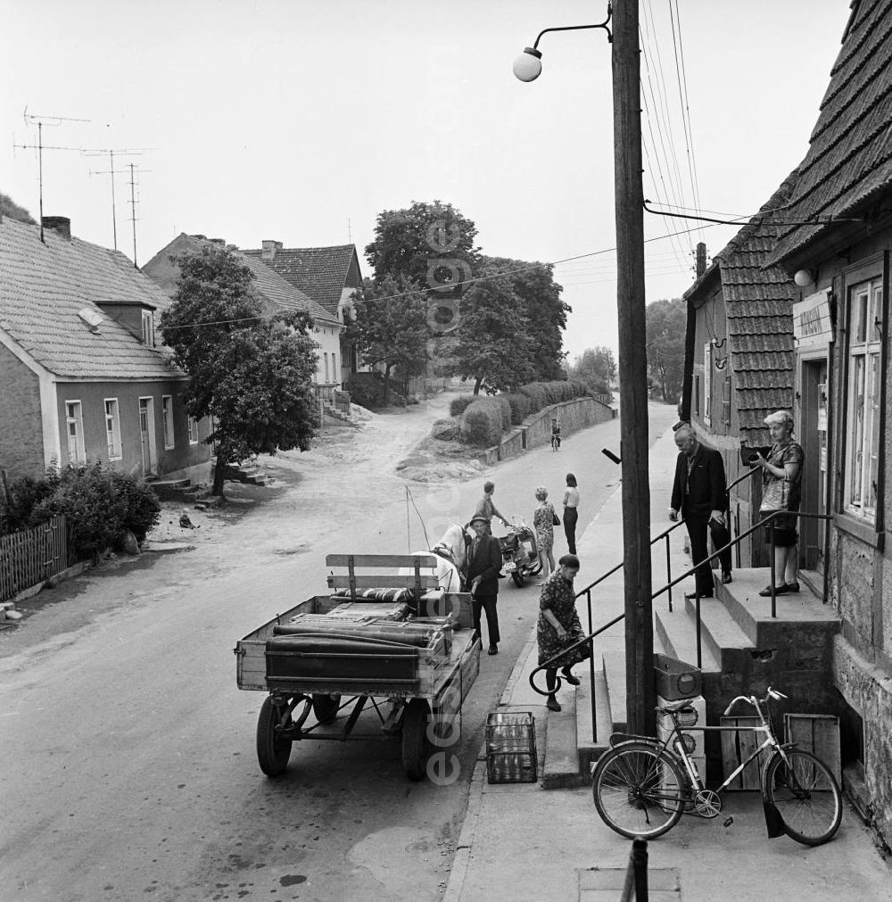 GDR photo archive: Schwedt - Senioren vor einem Konsum. Davor steht ein Pferdewagen / Pferdekutsche.