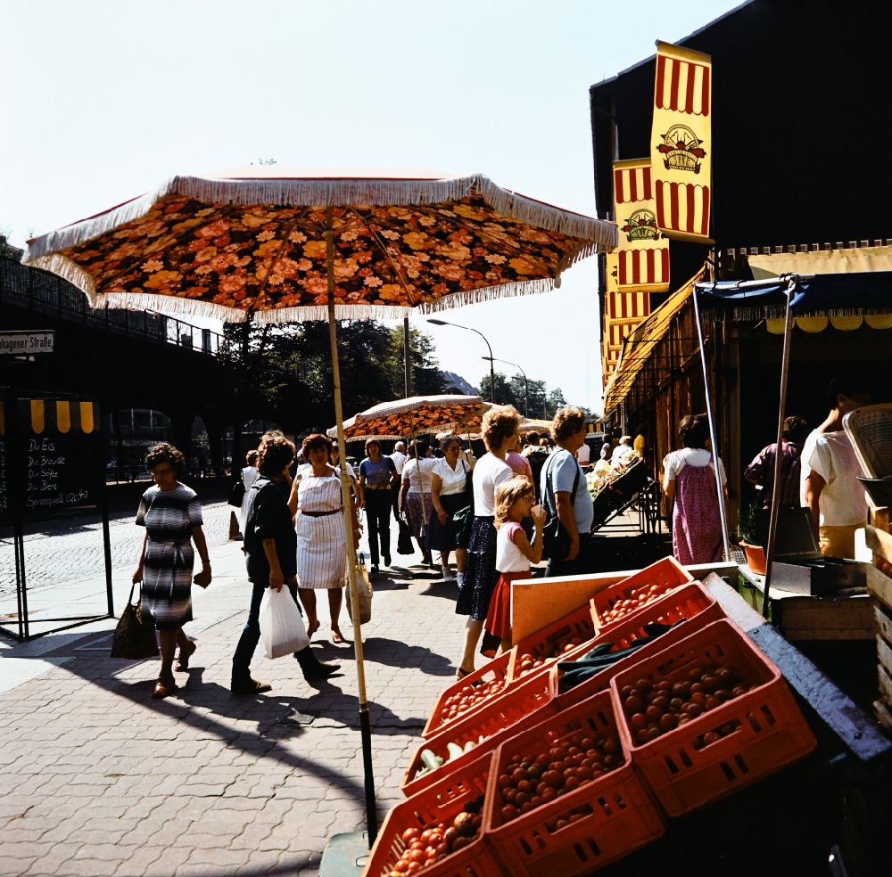 GDR image archive: Berlin - Konsum summer market with vegetable stall at the corner of Schoenhauser Allee and Kopenhagener Strasse in East Berlin on the territory of the former GDR, German Democratic Republic