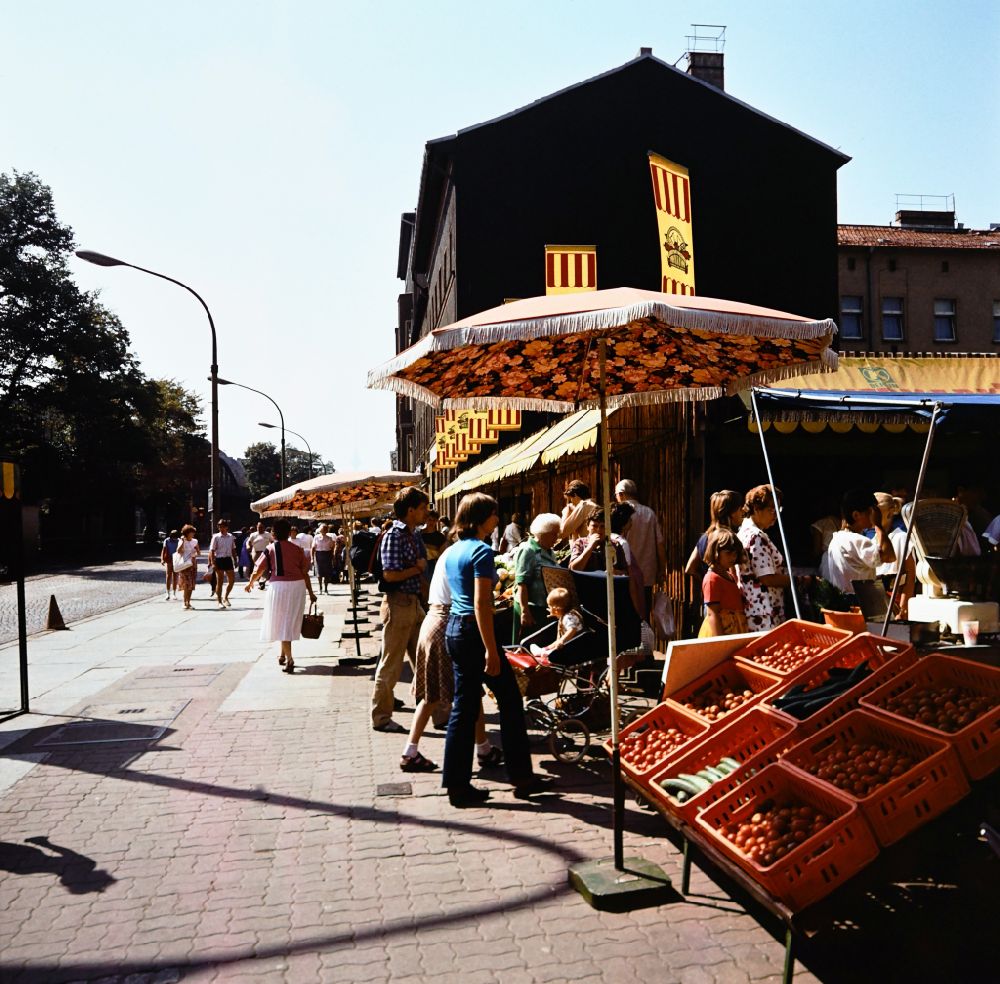 GDR photo archive: Berlin - Konsum summer market with vegetable stall at the corner of Schoenhauser Allee and Kopenhagener Strasse in East Berlin on the territory of the former GDR, German Democratic Republic