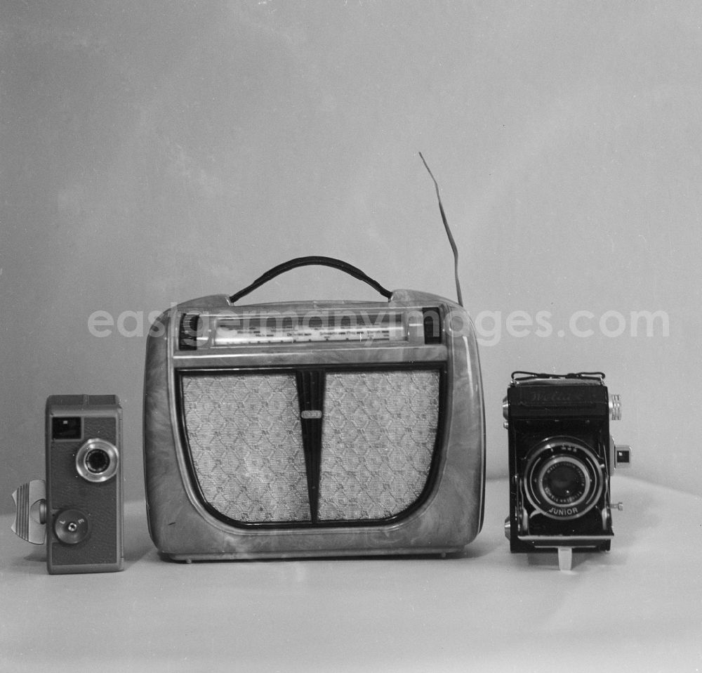 GDR photo archive: Berlin - Convolute DDR technology, in Berlin, the former capital of the GDR, the German Democratic Republic. V.l.n.r. an 8mm film camera, a seagull 6D71 RFT radio and a camera from Weltax Junior 6x6
