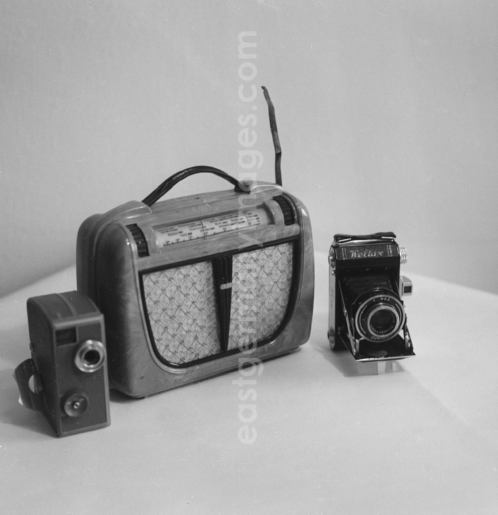 GDR picture archive: Berlin - Convolute DDR technology, in Berlin, the former capital of the GDR, the German Democratic Republic. V.l.n.r. an 8mm film camera, a seagull 6D71 RFT radio and a camera from Weltax Junior 6x6