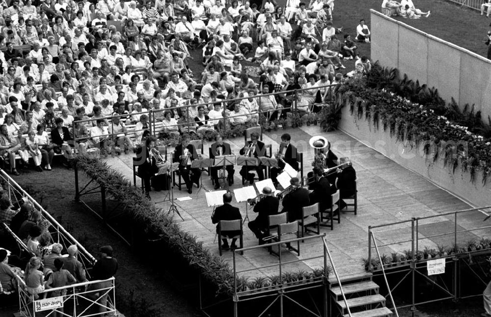 GDR picture archive: Berlin-Hoppegarten - Konzert Blasorchester Prof. L. Grüttler auf Rennbahngelände Hoppegarten anl. Neuenhagener Festspielwoche 10.