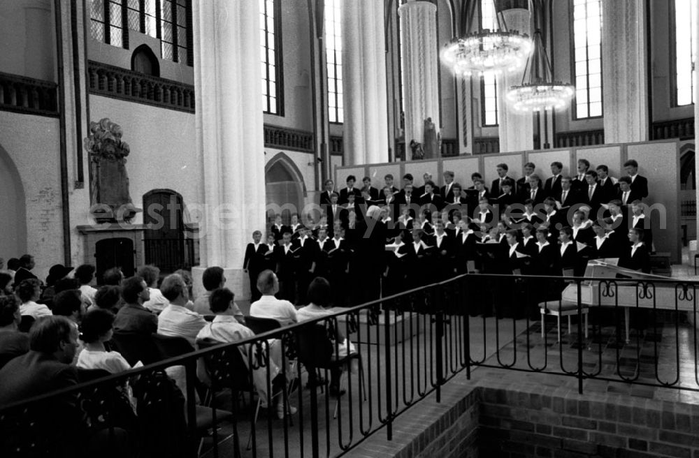 GDR image archive: Berlin-Mitte - Konzert des Dresdner Kreuzchores in der Berliner Nikolaikirche 05.