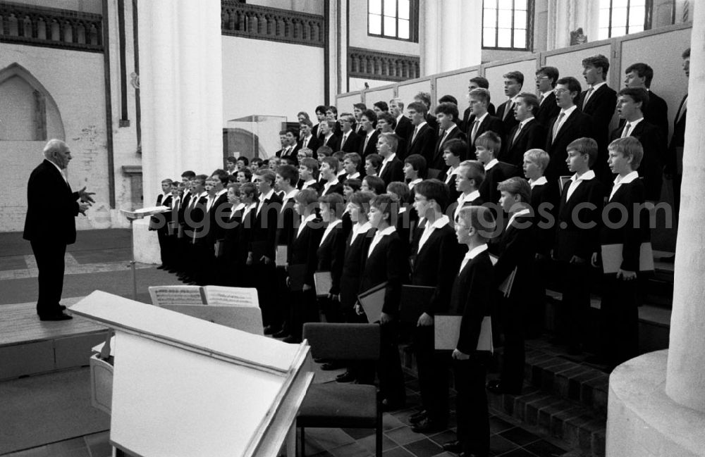 GDR photo archive: Berlin-Mitte - Konzert des Dresdner Kreuzchores in der Berliner Nikolaikirche 05.