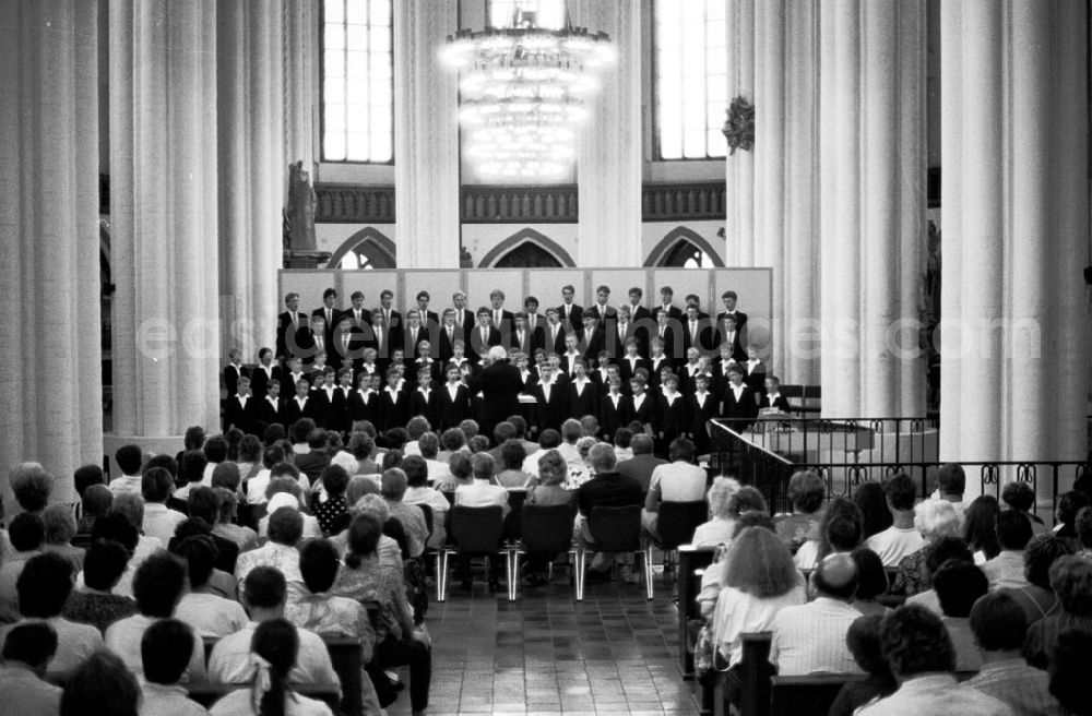 GDR picture archive: Berlin-Mitte - Konzert des Dresdner Kreuzchores in der Berliner Nikolaikirche 05.