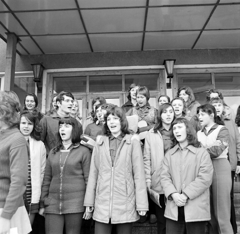 GDR picture archive: Spremberg - A school class is giving a concert on a schoolyard in Spremberg in the federal state of Brandenburg on the territory of the former GDR, German Democratic Republic
