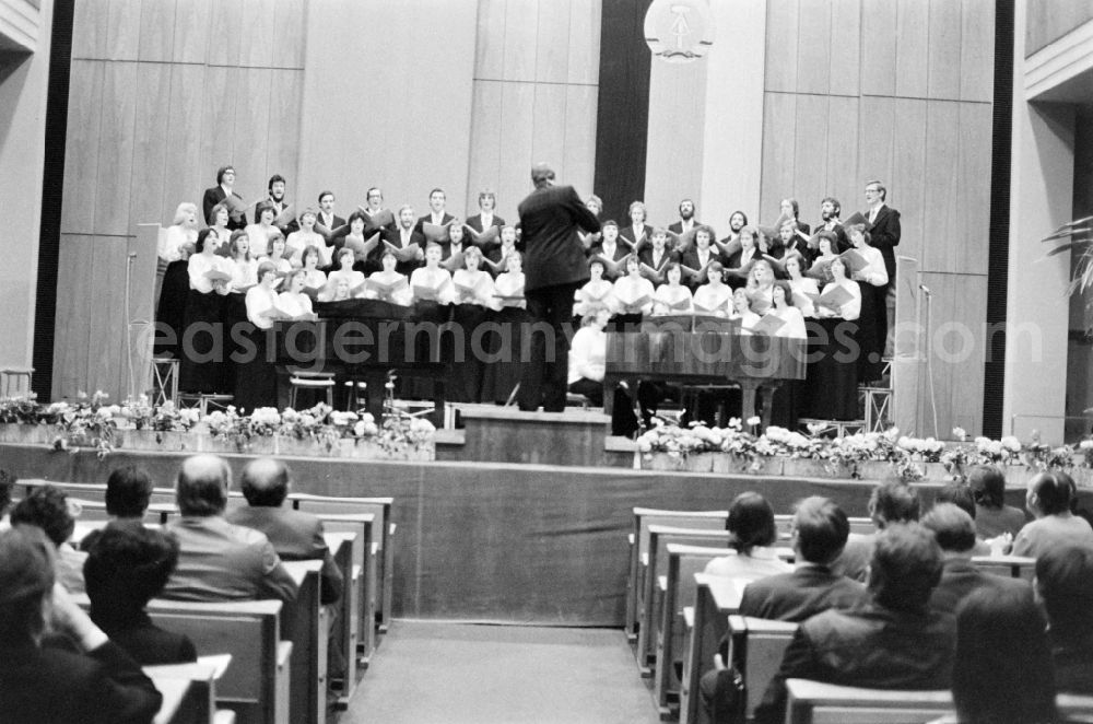 GDR image archive: Berlin - Festive concert in honor of the anniversary of the October Revolution at the Humboldt University Berlin in the district Mitte in Berlin Eastberlin on the territory of the former GDR, German Democratic Republic