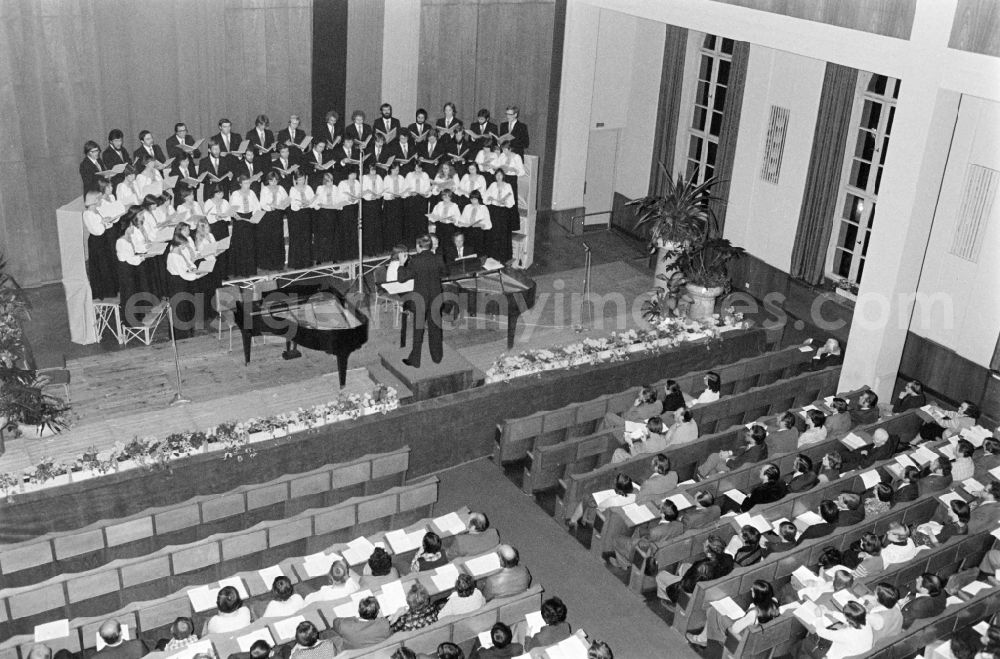 GDR photo archive: Berlin - Festive concert in honor of the anniversary of the October Revolution at the Humboldt University Berlin in the district Mitte in Berlin Eastberlin on the territory of the former GDR, German Democratic Republic