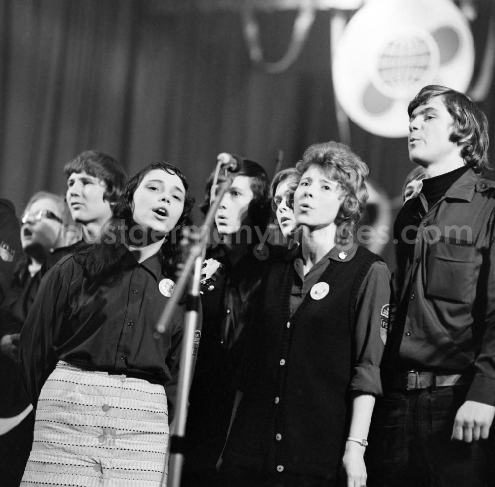 GDR photo archive: Schwarzheide - Concert in the arts centre Erich Weinert in Schwarzheide in the federal state of Brandenburg on the territory of the former GDR, German Democratic Republic on the occasion of the World Festival of Youth and Students 1973