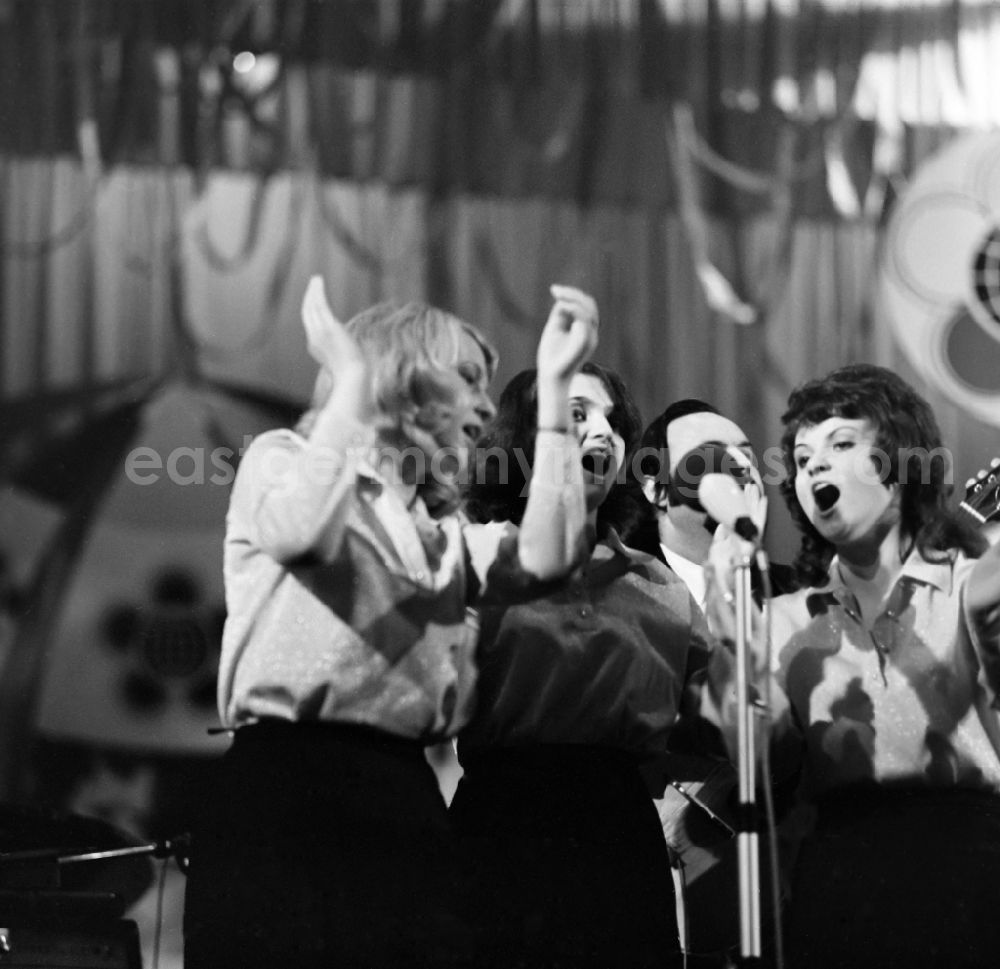 GDR picture archive: Schwarzheide - Concert in the arts centre Erich Weinert in Schwarzheide in the federal state of Brandenburg on the territory of the former GDR, German Democratic Republic on the occasion of the World Festival of Youth and Students 1973