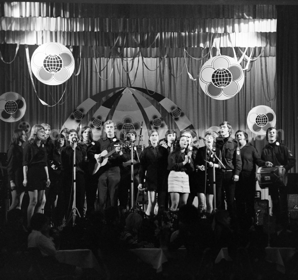 Schwarzheide: Concert in the arts centre Erich Weinert in Schwarzheide in the federal state of Brandenburg on the territory of the former GDR, German Democratic Republic on the occasion of the World Festival of Youth and Students 1973