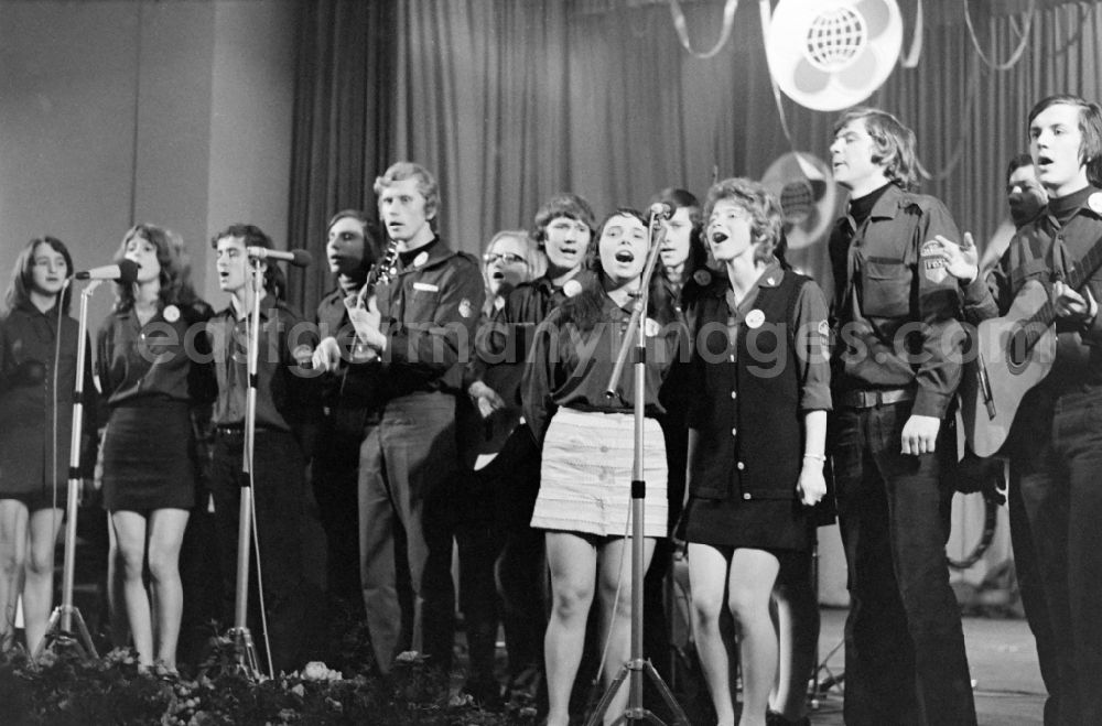 GDR photo archive: Schwarzheide - Concert in the arts centre Erich Weinert in Schwarzheide in the federal state of Brandenburg on the territory of the former GDR, German Democratic Republic on the occasion of the World Festival of Youth and Students 1973