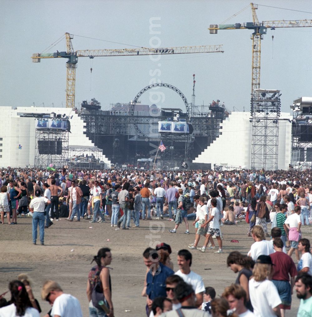 GDR photo archive: Berlin - The concert, The Wall, Pink Floyd in Berlin. Approximately 350,00