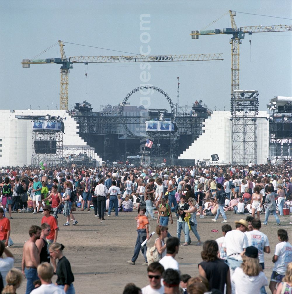 GDR picture archive: Berlin - The concert, The Wall, Pink Floyd in Berlin. Approximately 350,00