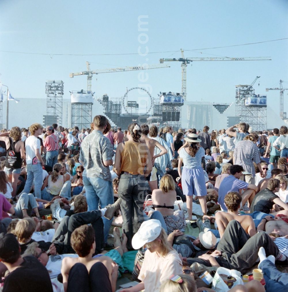 GDR image archive: Berlin - The concert, The Wall, Pink Floyd in Berlin. Approximately 350,00