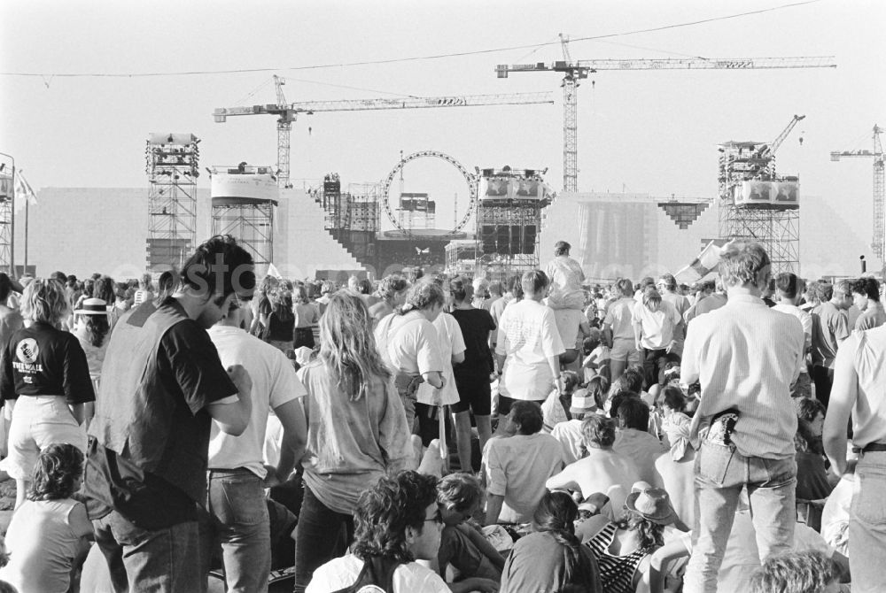 GDR picture archive: Berlin - The concert, The Wall, Pink Floyd in Berlin. Approximately 350,00