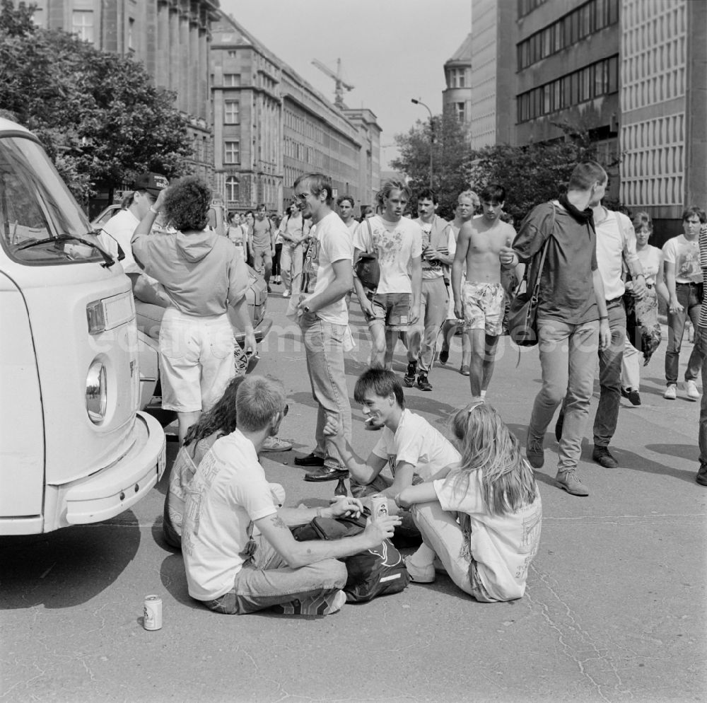 GDR picture archive: Berlin - Spectators on street around the concert, The Wall, Pink Floyd in Berlin. Approximately 350,00